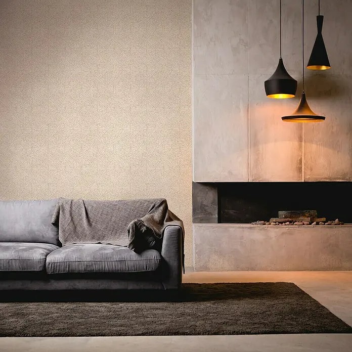 A.S. Création My Home My Spa Vliestapete 3D-Grafik - Creme, Grafisch, 10,05 x 0,53 m - Elegante Wohnzimmeransicht mit grauem Sofa, Teppich und stilvollen Hängelampen vor einer strukturierten Wand. Moderne Inneneinrichtung.