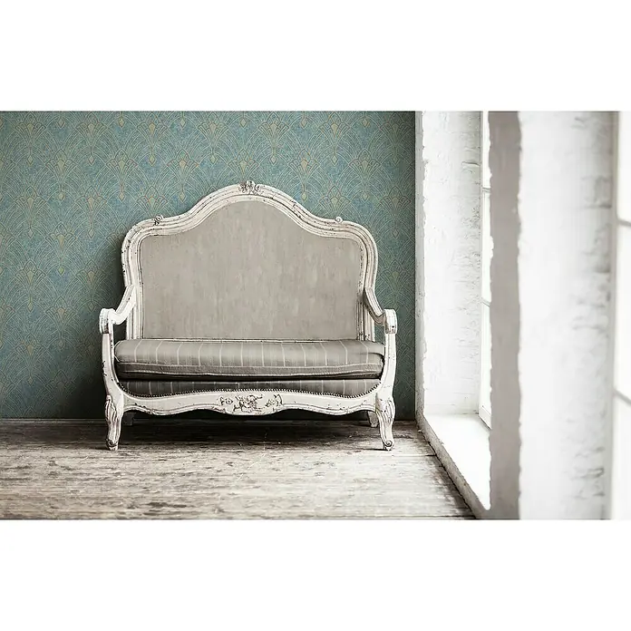 A.S. Création Mata Hari Vliestapete Oriental - Blau/Braun, Grafisch, 10,05 x 0,53 m - Elegantes cremefarbenes Sofa mit grauem Bezug vor einer kunstvollen Tapete, das stilvolle Wohnakzente setzt. Gemütliches und elegantes Möbelstück im Vintage-Stil.