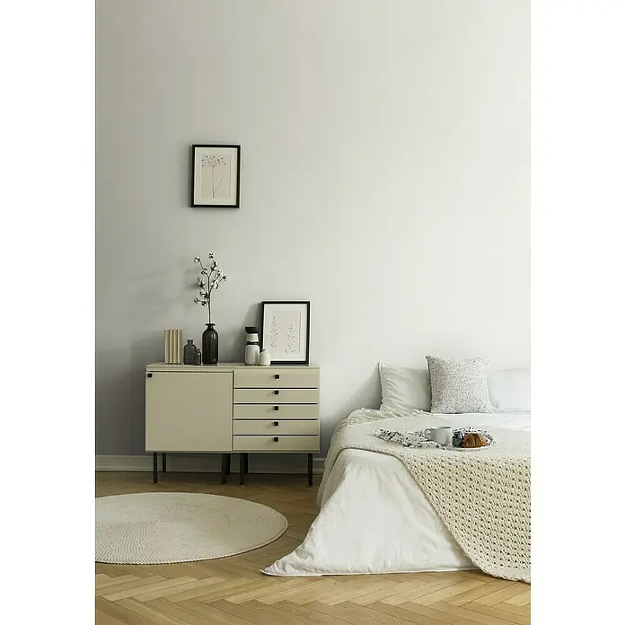 A.S. Création Michalsky 4 Vliestapete - Weiß, Uni, 10,05 x 0,53 m - Elegantes Schlafzimmer mit einer stilvollen Kommode mit Schubladen und Deko-Objekten, die für ein modernes Ambiente sorgen.