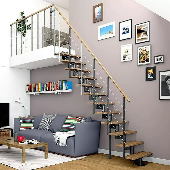 Dolle Mittelholmtreppe Boston - Breite: 74 mm, Anthrazitgrau, Gerade, Farbe Stufen: Eiche Natur, Geschosshöhe: 228 cm - 300 cm - Moderne freitragende Treppe mit Holzstufen, Metallstruktur und Holzhandlauf, verbindet Wohnzimmer mit Loft.