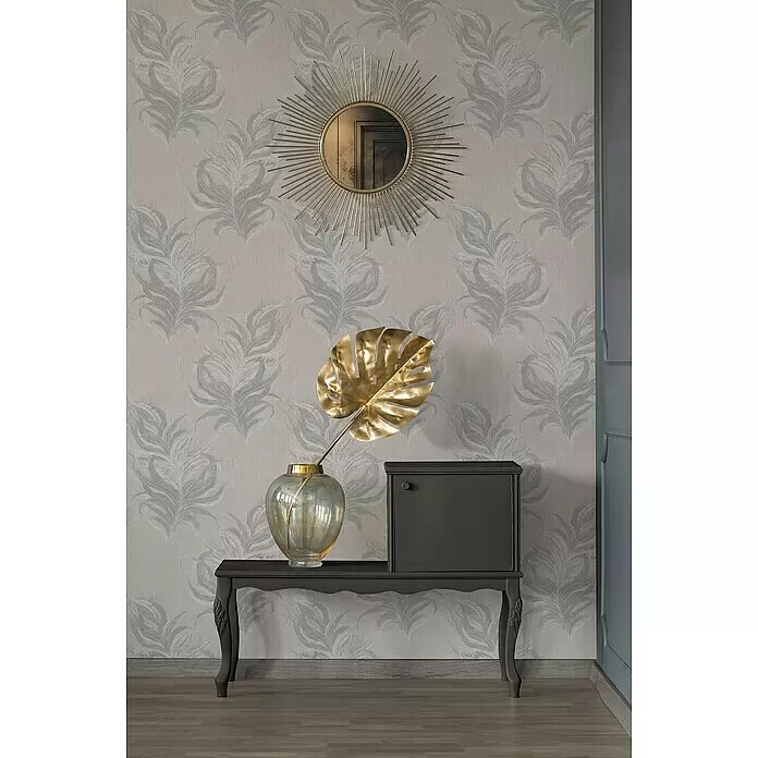 A.S. Création Mata Hari Vliestapete Federn - Beige/Grau, Tieroptik, 10,05 x 0,53 m - Goldener Sonnenstrahlen-Spiegel an einer gemusterten Wand über einem Konsolentisch.