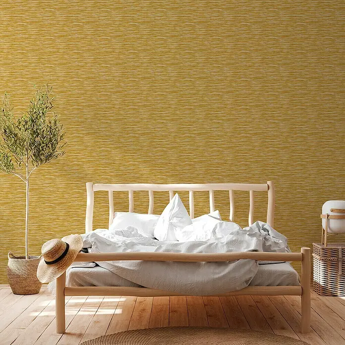 A.S. Création Daniel Hechter 6 Vliestapete Design I - Gelb, Grafisch, 10,05 x 0,53 m - Schlafzimmer mit stilvollem Holzbettdesign, ergänzt durch eine Zimmerpflanze und natürliche Elemente.