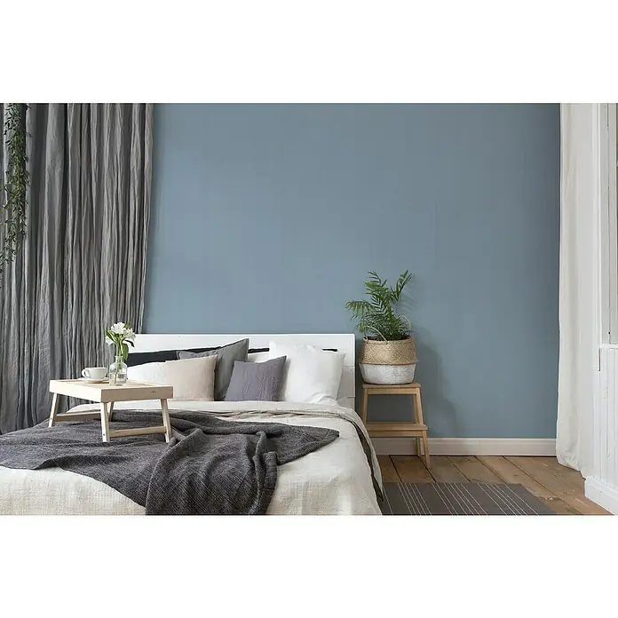 A.S. Création Mata Hari Vliestapete - Blau, Uni, 10,05 x 0,53 m - Einladendes Schlafzimmer mit Bett, Nachttisch, Frühstückstablett und Zimmerpflanze für entspannte Morgenstunden im gemütlichen Ambiente.