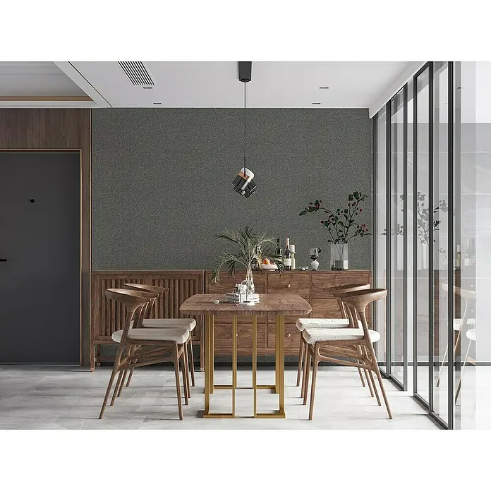 A.S. Création My Home My Spa Vliestapete - Metallisches Anthrazit, Uni, 10,05 x 0,53 m - Essbereich mit Holztisch, Stühlen und Anrichte in einem modernen Interieur mit minimalistischem Design und sanften Farbtönen.