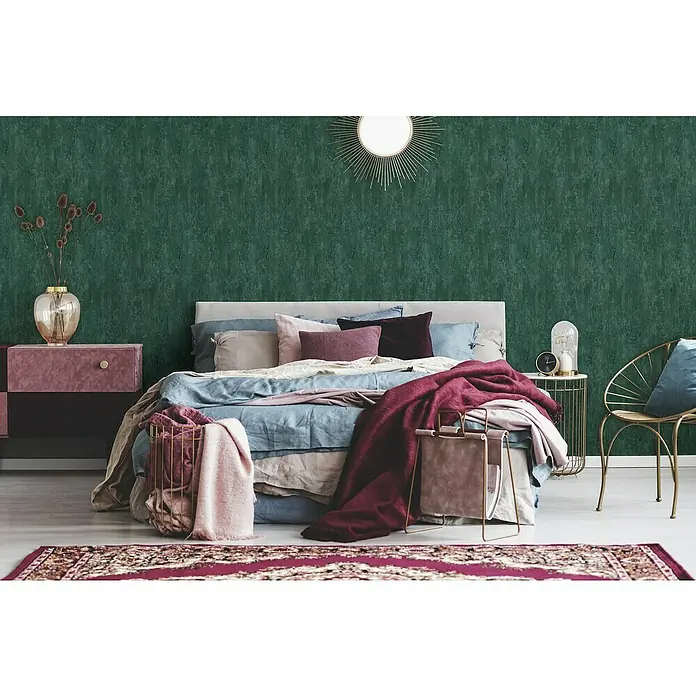 A.S. Création Trendwall 2 Vliestapete Rostoptik - Rost/Grün, Metalloptik, 10,05 x 0,53 m - Schlafzimmer mit einem Bett, Nachttischen und einem goldenen Spiegel. Der grüne Hintergrund verleiht dem Raum eine beruhigende Atmosphäre.