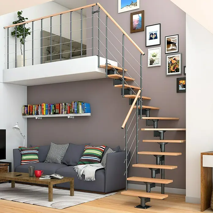 Dolle Mittelholmtreppe Boston - Breite: 74 mm, Anthrazitgrau, 1/4-gewendelt, Farbe Stufen: Buche Natur, Geschosshöhe: 228 cm - 300 cm - Ein stilvolles Treppendesign mit Holzstufen und Metallgeländer, das sich perfekt in moderne Wohnräume einfügt und einen eleganten Zugang bietet.