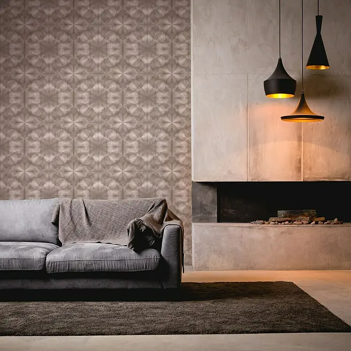 A.S. Création My Home My Spa Vliestapete Hologramm - Grau/Beige, 3D-Optik, 10,05 x 0,53 m - Wohnzimmer mit stilvollem Sofa, gemusterter Wand und moderner Beleuchtung.