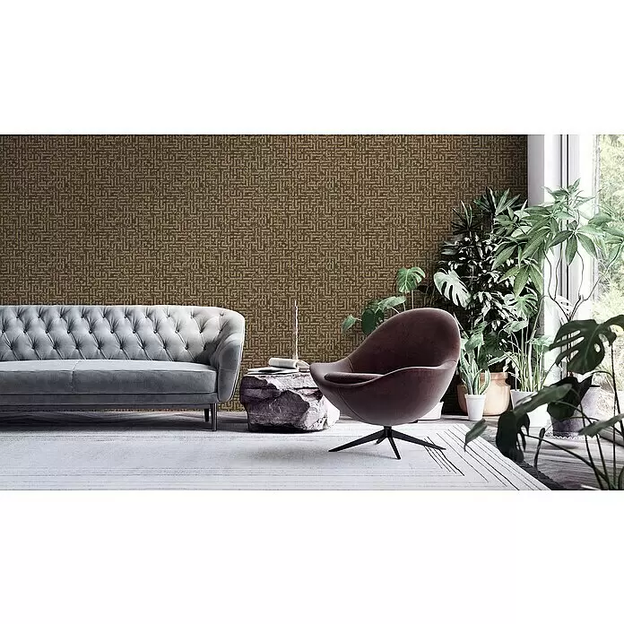 A.S. Création My Home My Spa Vliestapete Tetris - Braun/Metall, Grafisch, 10,05 x 0,53 m - Braune und goldene Mustertapete in einem modernen Wohnzimmer, hinter einem grauen Sofa und braunem Sessel.