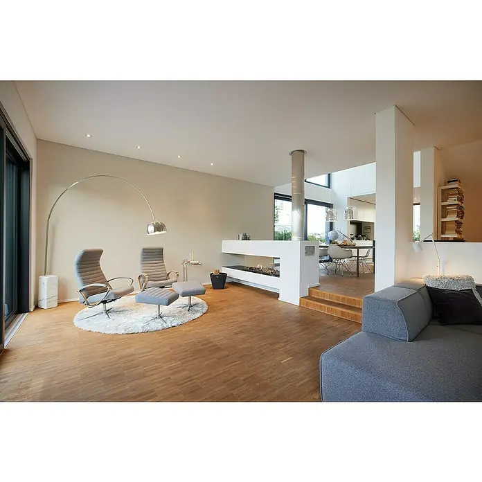 A.S. Création My Home My Spa Vliestapete Textstruktur I - Creme/Rosè, Uni, 10,05 x 0,53 m - Die moderne Wohnzimmereinrichtung mit Sesseln, Kamin und grauer Couch strahlt eine gemütliche Atmosphäre aus. Das Parkett rundet das Gesamtbild ab.