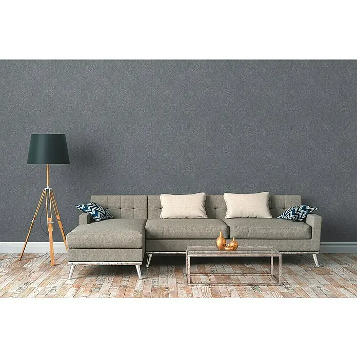 A.S. Création Titanium 3 Vliestapete Dynamischer 3D-Effekt - Grau, 3D-Optik, 10,05 x 0,53 m - Helles Ecksofa aus Stoff mit hellen Kissen und einem Couchtisch mit zwei kleinen goldenen dekorativen Vasen. Stehlampe neben dem Sofa.
