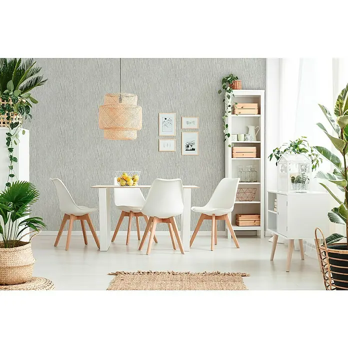 A.S. Création Hygge 2 Vliestapete Crush - Grau/Silber, Grafisch, 10,05 x 0,53 m - Helles Esszimmer mit Esstisch, weißen Stühlen, Rattandeckenlampe und grünen Pflanzen, die eine gemütliche und stilvolle Atmosphäre schaffen.