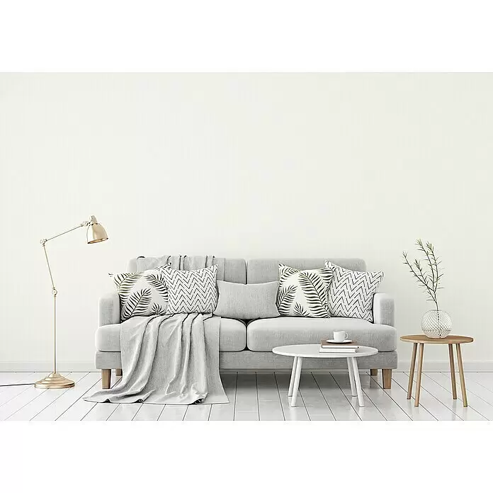 A.S. Création Michalsky 4 Vliestapete - Weiß, Uni, 10,05 x 0,53 m - Modernes Wohnzimmer mit hellgrauem Sofa, goldener Stehlampe und zwei Beistelltischen.
