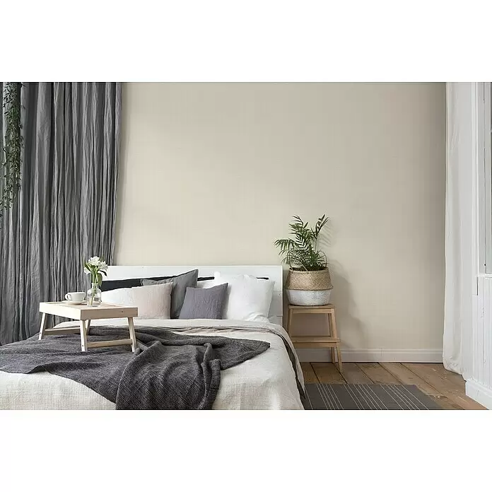 A.S. Création Hygge 2 Vliestapete Gewebe - Creme, Uni, 10,05 x 0,53 m - Hellbeige, dezent texturierte Wand in einem Schlafzimmer.