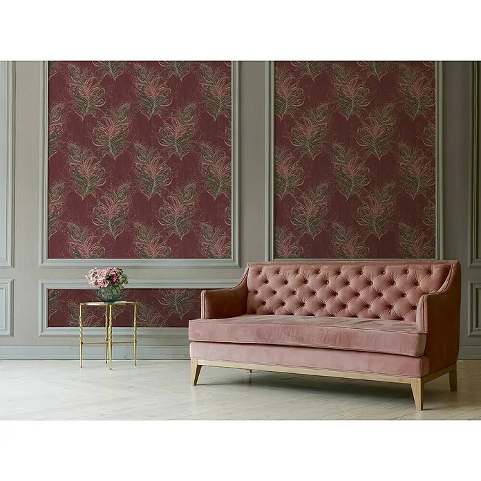 A.S. Création Mata Hari Vliestapete Federn - Rot/Braun, Tieroptik, 10,05 x 0,53 m - Elegantes Interieur mit einem altrosa Samtsofa und einer goldenen Beistelltisch, dekoriert mit einem floralen Arrangement, vor einer gemusterten Wand.
