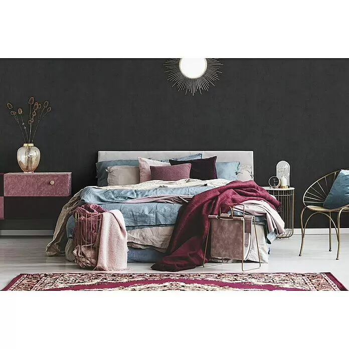 A.S. Création Cuba Vliestapete - Schwarz, Uni, 10,05 x 0,53 m - Gemütliches Schlafzimmer mit blau-burgunderfarbener Bettwäsche, rosa Samtnachttisch und goldenen Details.