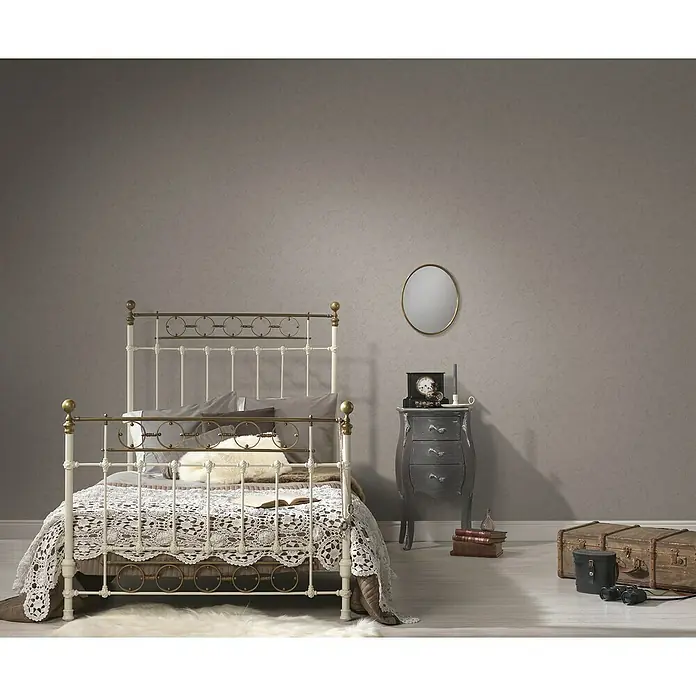 A.S. Création Attractive Vliestapete PutzoptikGrau, Uni, 10,05 x 0,53 m - Elegantes Schlafzimmer mit einem weißen Bettgestell mit goldenen Akzenten und passendem Nachttisch. Vintage-Dekorationselemente vervollständigen den Look.