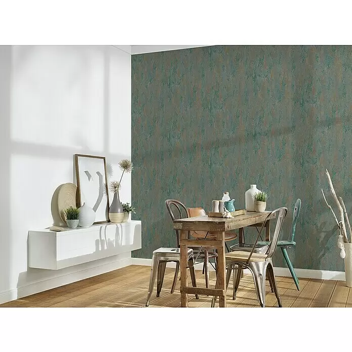 A.S. Création Trendwall 2 Vliestapete Rost - Rostiges Türkis, Metalloptik, 10,05 x 0,53 m - Rustikaler Holzesstisch mit verschiedenen Stühlen in einem modernen Wohnraum mit gemusterter Tapete.