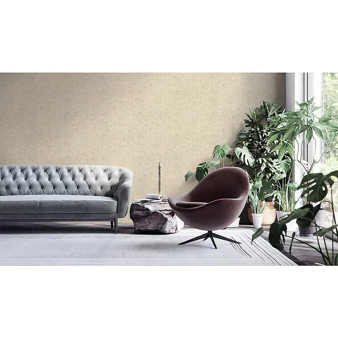 A.S. Création My Home My Spa Vliestapete Hexagon - Beige, Grafisch, 10,05 x 0,53 m - Stilvolles Wohnzimmer mit einem grauen Chesterfield-Sofa, einem braunen Sessel und üppigen Zimmerpflanzen für eine elegante Atmosphäre.