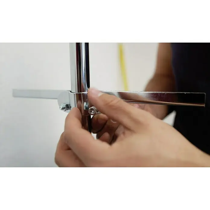 Easy Connect Regalbodenträger - Passend für: Easy Connect Regalsystem, 2 Stk. - Detailaufnahme eines verchromten Kleiderständers, der von Händen zusammengebaut wird, wobei die Schrauben befestigt werden.
