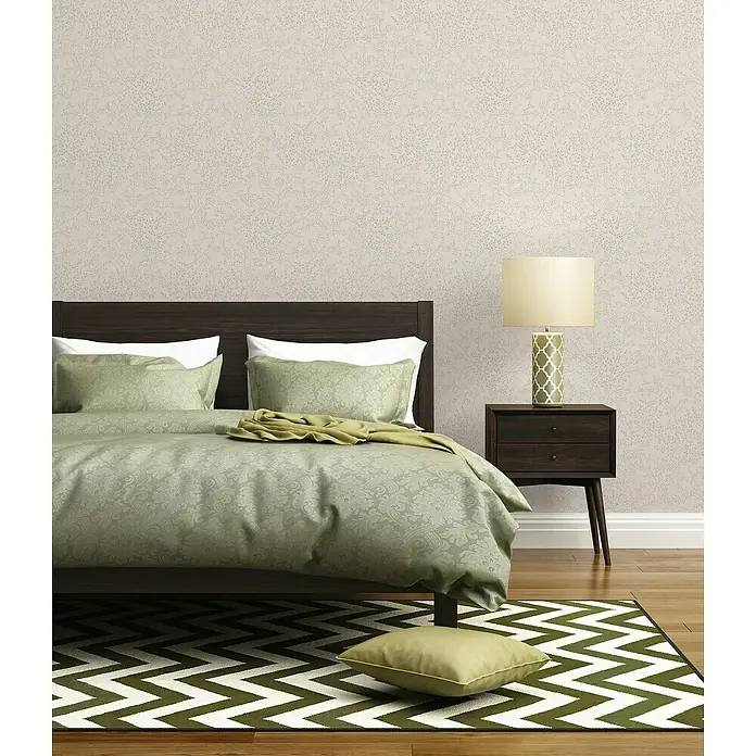 A.S. Création Trendwall 2 Vliestapete Blumen - Weiß, Floral, 10,05 x 0,53 m - Elegantes Schlafzimmer-Interieur mit einem grünen Bettbezug mit Muster und einem passenden Dekokissen auf einem Zickzack-Teppich.