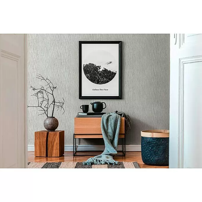 A.S. Création Hygge 2 Vliestapete Crush - Grau/Silber, Grafisch, 10,05 x 0,53 m - Hellgraue Tapete mit subtilem Strukturmuster aus feinen, unregelmäßigen Linien, die eine Wand bedeckt.