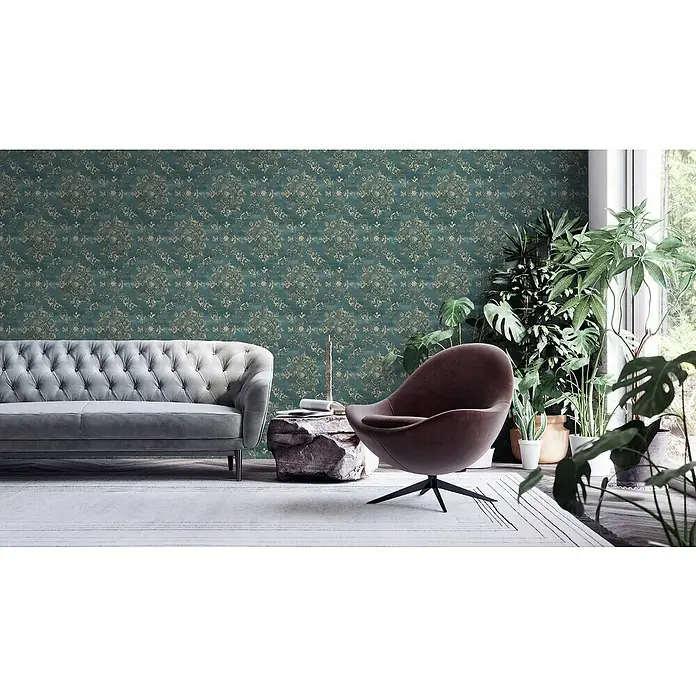 A.S. Création My Home My Spa Vliestapete Damask - Blau-Metallic, Ornament, 10,05 x 0,53 m - Elegantes Wohnzimmer mit einem grauen Sofa, einem braunen Sessel und vielen Zimmerpflanzen vor einer stilvollen Tapete.