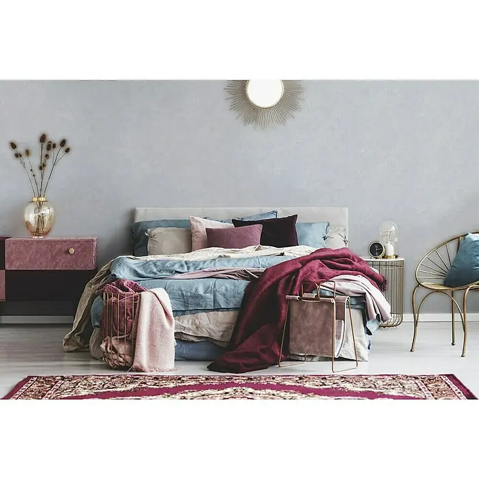 A.S. Création Attractive Vliestapete - Pastelles Beige-Weiß, Uni, 10,05 x 0,53 m - Elegantes Schlafzimmer mit stilvollem Teppich, der das Gesamtbild mit seinen satten Farben und dem luxuriösen Design aufwertet.