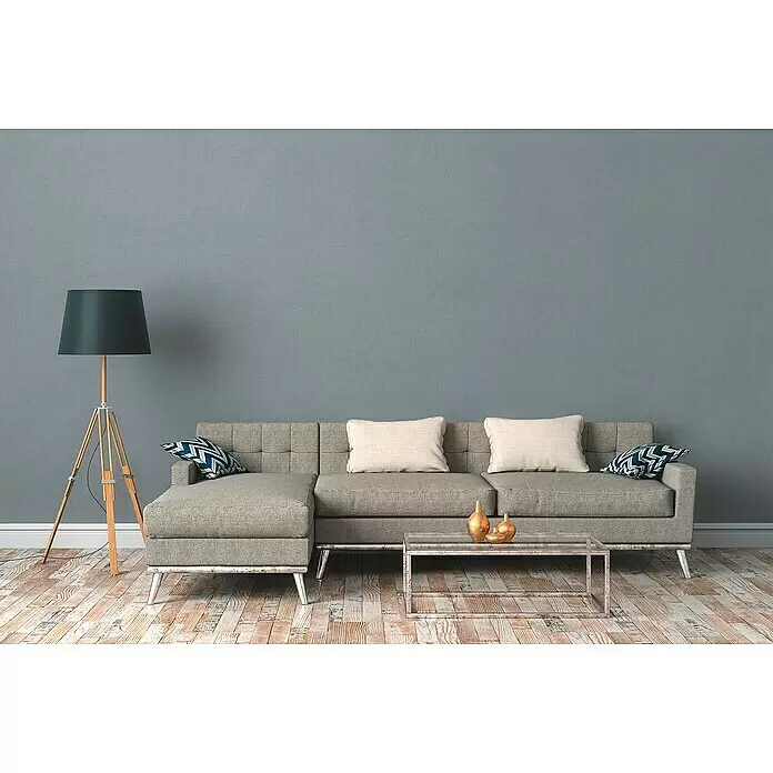 A.S. Création Titanium 3 Vliestapete - Pastellblau, Uni, 10,05 x 0,53 m - Modernes Wohnzimmer mit grauem Ecksofa, Stehlampe und Couchtisch.