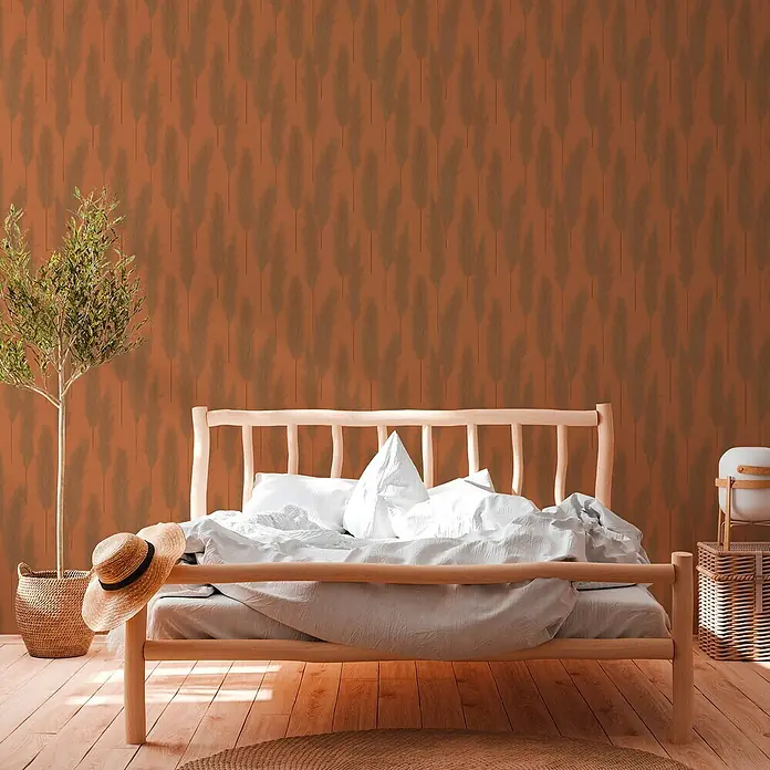 A.S. Création Hygge 2 Vliestapete Pampasgras - Rot/Braun, Floral, 10,05 x 0,53 m - Einladendes Schlafzimmer mit einem Holzbett, weichen weißen Kissen und einer stilvollen Wandtapete in warmen Erdtönen für eine entspannte Atmosphäre.