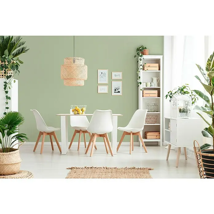 A.S. Création Attractive Vliestapete - Ambientegrün, Uni, 10,05 x 0,53 m - Einladender Essbereich mit modernem Esstisch, weißen Stühlen, natürlicher Hängelampe und grüner Wandfarbe für eine entspannte Atmosphäre.