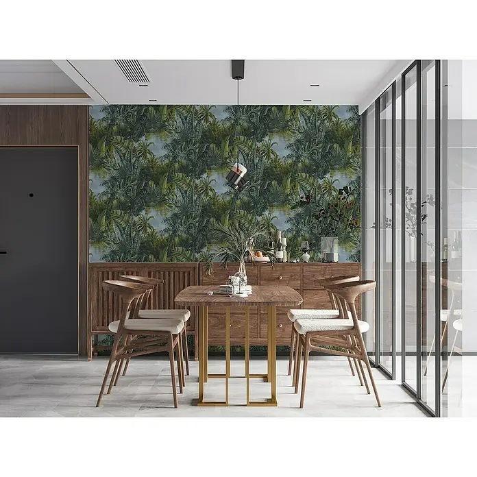 A.S. Création My Home My Spa Vliestapete Dschungel - Grün-Blau, Floral, 10,05 x 0,53 m - Esszimmer mit Holztisch und Stühlen vor einer Wand mit Dschungeltapete. Der Raum wirkt stilvoll und einladend mit natürlichem Flair.