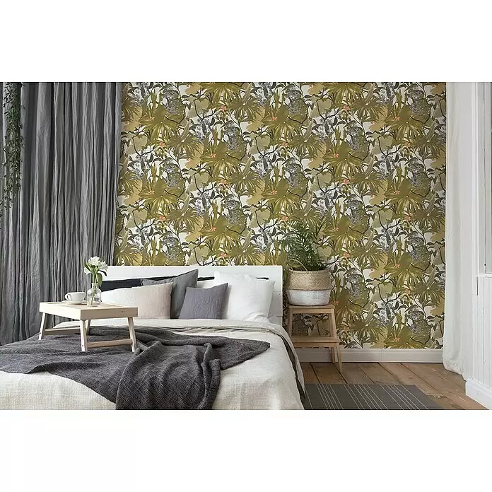 A.S. Création Desert Lodge Vliestapete Dschungel - Grün, Floral, 10,05 x 0,53 m - Tropische Mustertapete mit großen grünen Blättern, grauen Elementen und kleinen korallenroten Blüten in einem Schlafzimmer.