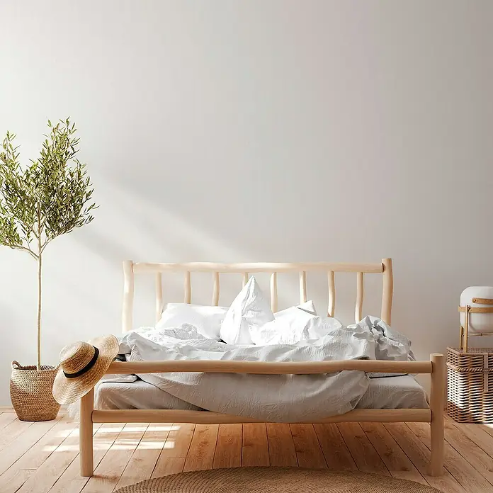 A.S. Création Attractive Vliestapete - Hellweiß, Uni, 10,05 x 0,53 m - Helles Schlafzimmer mit einem Bett aus hellem Holz, weißer Bettwäsche und einem Strohhut neben einer Pflanze im Korb.