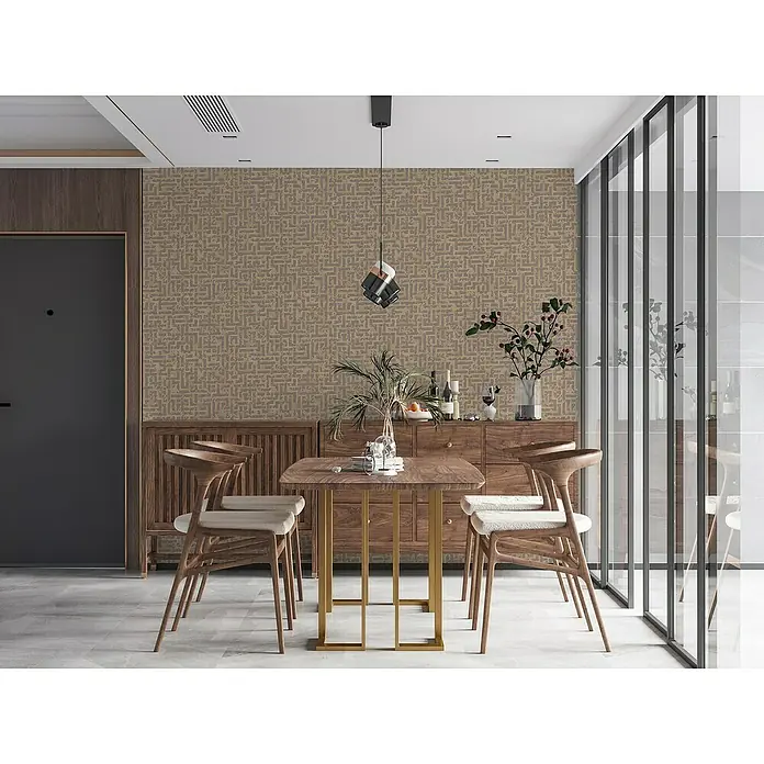 A.S. Création My Home My Spa Vliestapete Tetris - Beige/Metallic, Grafisch, 10,05 x 0,53 m - Das Bild zeigt ein modernes Esszimmer mit einem Holztisch und passenden Stühlen, hervorgehoben durch eine elegante Pendelleuchte.