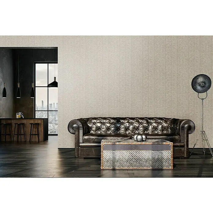 A.S. Création My Home My Spa Vliestapete Geometrie - Creme, Streifen, 10,05 x 0,53 m - Repräsentatives Wohnzimmer mit stilvollem Ledersofa und dekorativem Couchtisch. Die Stehlampe ergänzt das Interieur perfekt.