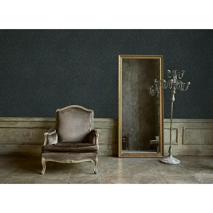 A.S. Création Titanium 3 Vliestapete Dynamischer 3D-EffektSchwarz, 3D-Optik, 10,05 x 0,53 m - Elegantes Interieur mit einem Vintage-Sessel, einem goldenen Spiegel und einem kunstvollen Kerzenständer, die den Raum luxuriös wirken lassen.