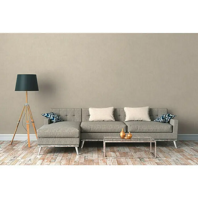 A.S. Création Cuba Vliestapete - Dunkles Creme, Uni, 10,05 x 0,53 m - Elegantes graues Ecksofa mit Kissen und Beistelltisch im modernen Wohnzimmer mit Stehlampe für ein gemütliches Ambiente.