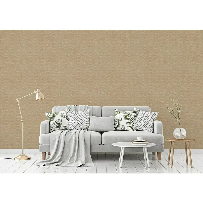 A.S. Création Hygge 2 Vliestapete Geometrie - Braun, Grafisch, 10,05 x 0,53 m - Wohnzimmer mit beigem Wandhintergrund, grauem Sofa mit Kissen, Lampe und Tisch.