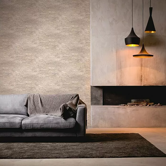 A.S. Création My Home My Spa Vliestapete Marmor - Creme/Grau, Steinoptik, 10,05 x 0,53 m - Texturierte beige und graue Mustertapete an einer Wohnzimmerwand mit Sofa und Kamin.
