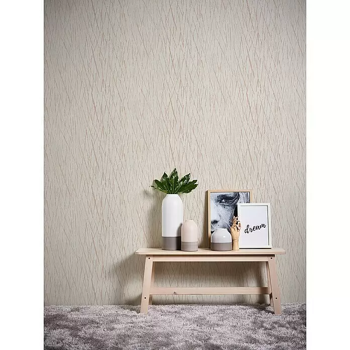 A.S. Création Hygge 2 Vliestapete Crush - Creme/Kupfer, Grafisch, 10,05 x 0,53 m - Helle beigefarbene Tapete mit unregelmäßigem, texturiertem Muster aus feinen, sich kreuzenden Linien in dunklerem Ton, als stilvolle Wandverkleidung.