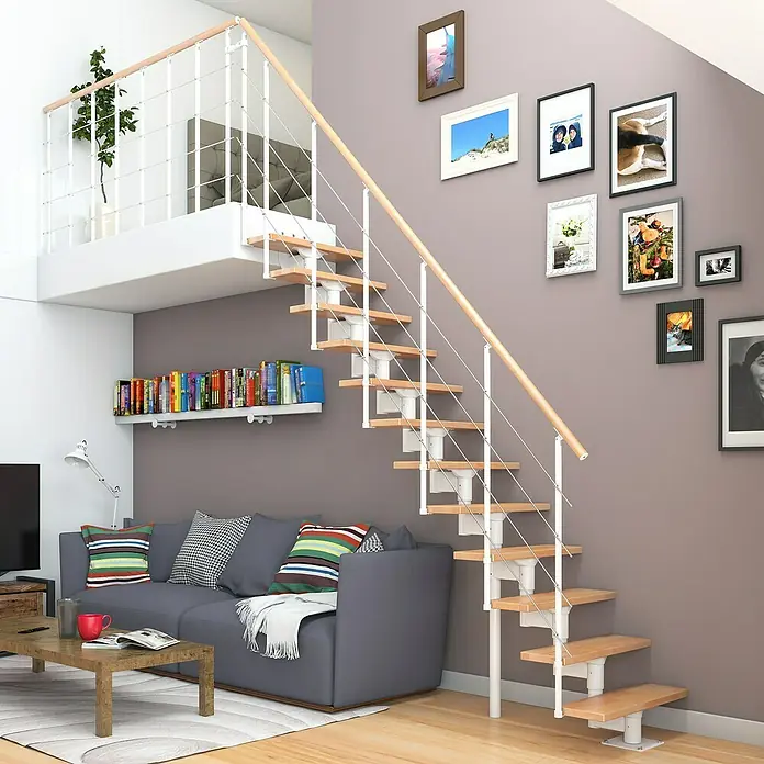 Dolle Mittelholmtreppe Boston - Breite: 74 mm, Verkehrsweiß, Gerade, Farbe Stufen: Buche Natur, Geschosshöhe: 228 cm - 300 cm - Helle Holztreppe mit weißem Geländer in modernem Wohnraum. Die Treppe führt zu einer Galerie über dem Sofa.