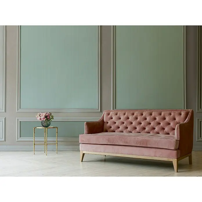 A.S. Création Mata Hari Vliestapete - Grün, Uni, 10,05 x 0,53 m - Elegantes Ambiente mit einem rosafarbenen Samtsofa als zentralem Element, das Luxus und Komfort in einem stilvollen Raum vereint.