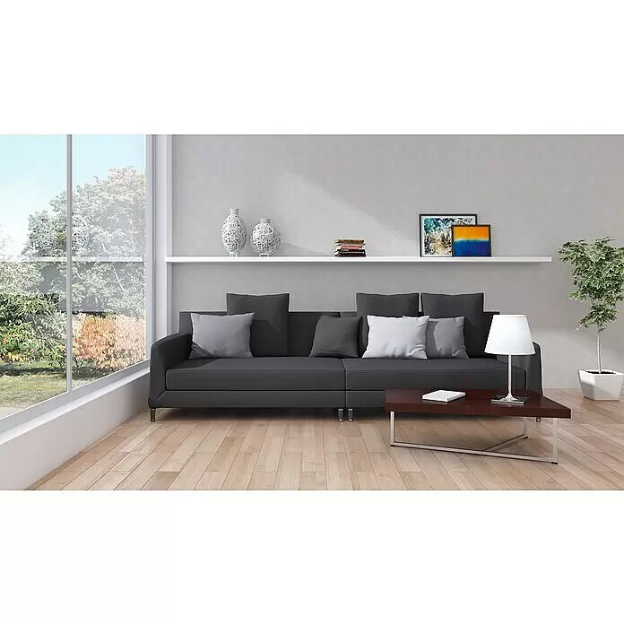 A.S. Création Titanium 3 Vliestapete - Weiß, Grafisch, 10,05 x 0,53 m - Ein modernes dunkelgraues Stoffsofa mit diversen Wurfkissen in einem Wohnzimmer, neben einem großen Fenster.