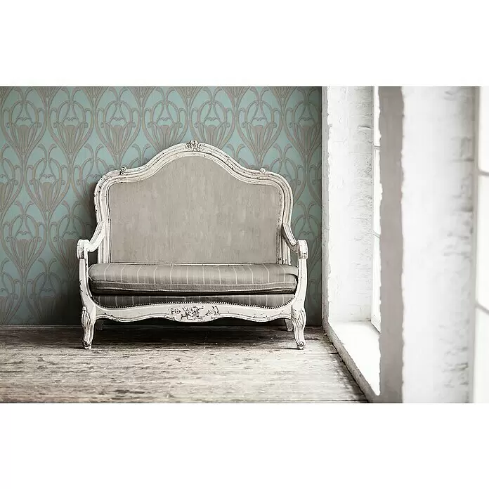 A.S. Création Mata Hari Vliestapete Barock - Grau/Türkis, Ornament, 10,05 x 0,53 m - Antik-Stil Sofa mit abgenutztem weißem Holzrahmen und grauer Polsterung in einem Raum.