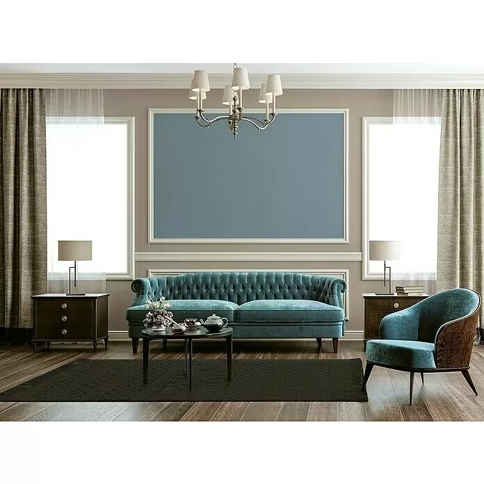 A.S. Création Mata Hari Vliestapete - Blau, Uni, 10,05 x 0,53 m - Dunkelgrauer gemusterter Teppich auf Holzboden, der einem modernen Wohnzimmer Komfort und Stil verleiht.