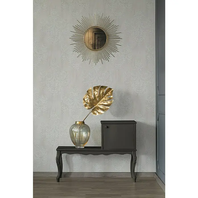 A.S. Création Mata Hari Vliestapete Barocker Kronleuchter - Weiß, Ornament, 10,05 x 0,53 m - Elegante Inneneinrichtung mit einem schwarzen Konsolentisch, einer goldenen Monstera-Blatt-Dekoration und einem Spiegel mit Sonnenstrahlen.