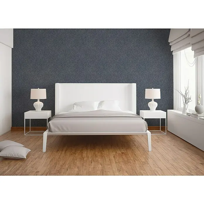 A.S. Création Titanium 3 Vliestapete Dynamischer 3D-Effekt - Blau, 3D-Optik, 10,05 x 0,53 m - Schlafzimmer-Interieur mit einem eleganten, weißen Bett, Nachttischen und Lampen für eine ruhige und stilvolle Atmosphäre.