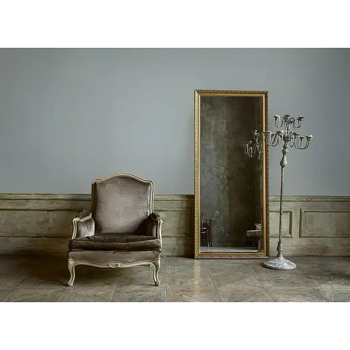 A.S. Création Mata Hari Vliestapete - Blaugrau, Uni, 10,05 x 0,53 m - Elegantes Interieur mit einem antiken Sessel in Brauntönen, einem goldenen Spiegel und einem kunstvollen Kandelaber auf einem klassischen Holzboden.