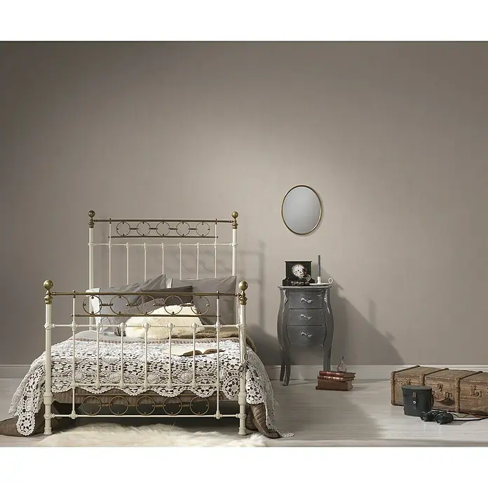 A.S. Création Attractive Vliestapete KreiseBeige, Grafisch, 10,05 x 0,53 m - Elegantes Schlafzimmer-Interieur mit einem stilvollen weißen Metallbett, das durch goldene Akzente und eine zarte Tagesdecke hervorgehoben wird.