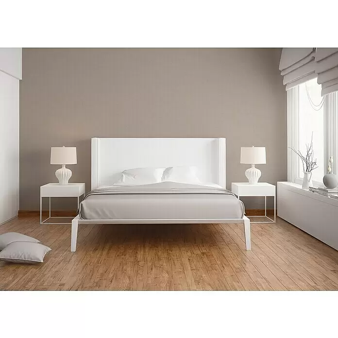 A.S. Création Titanium 3 Vliestapete - Cremiges Beige, Uni, 10,05 x 0,53 m - Ein modernes weißes Bett mit hellgrauer Bettwäsche und zwei weißen Nachttischen mit Lampen in einem minimalistischen Schlafzimmer.